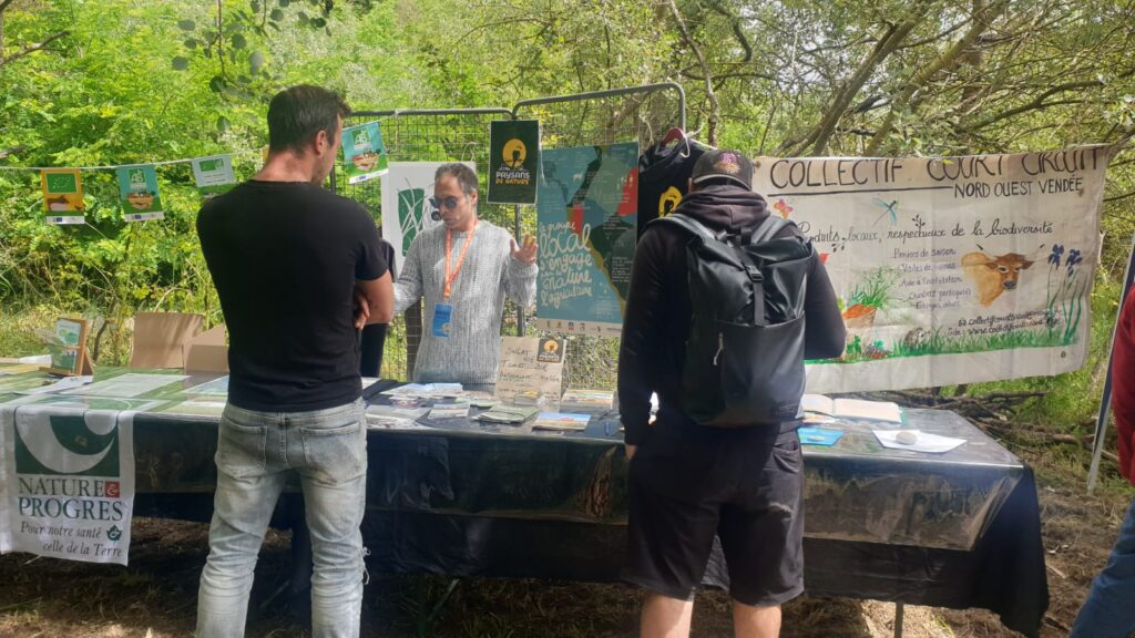 Stand Paysans de nature lors de la fête à la ferme du Champ Gaillard (photo © J.Doudeau)